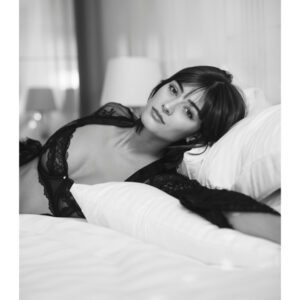 Dayane and pillows - Image 1