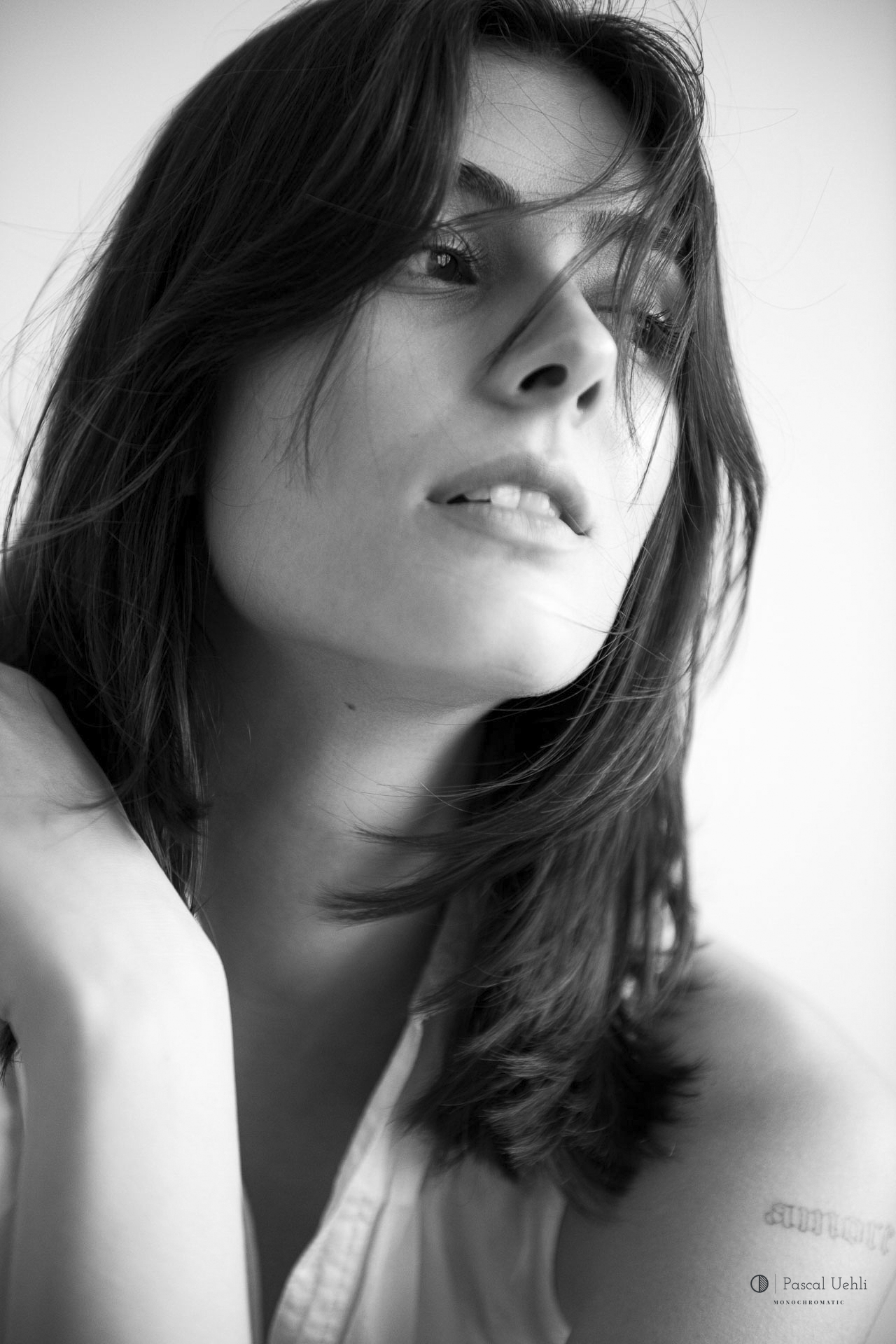 Dayane photographed in natural daylight
