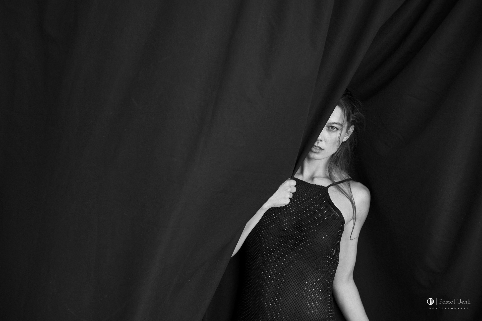 Black-and-White Series with Chiara – Studio Work in Natural Light