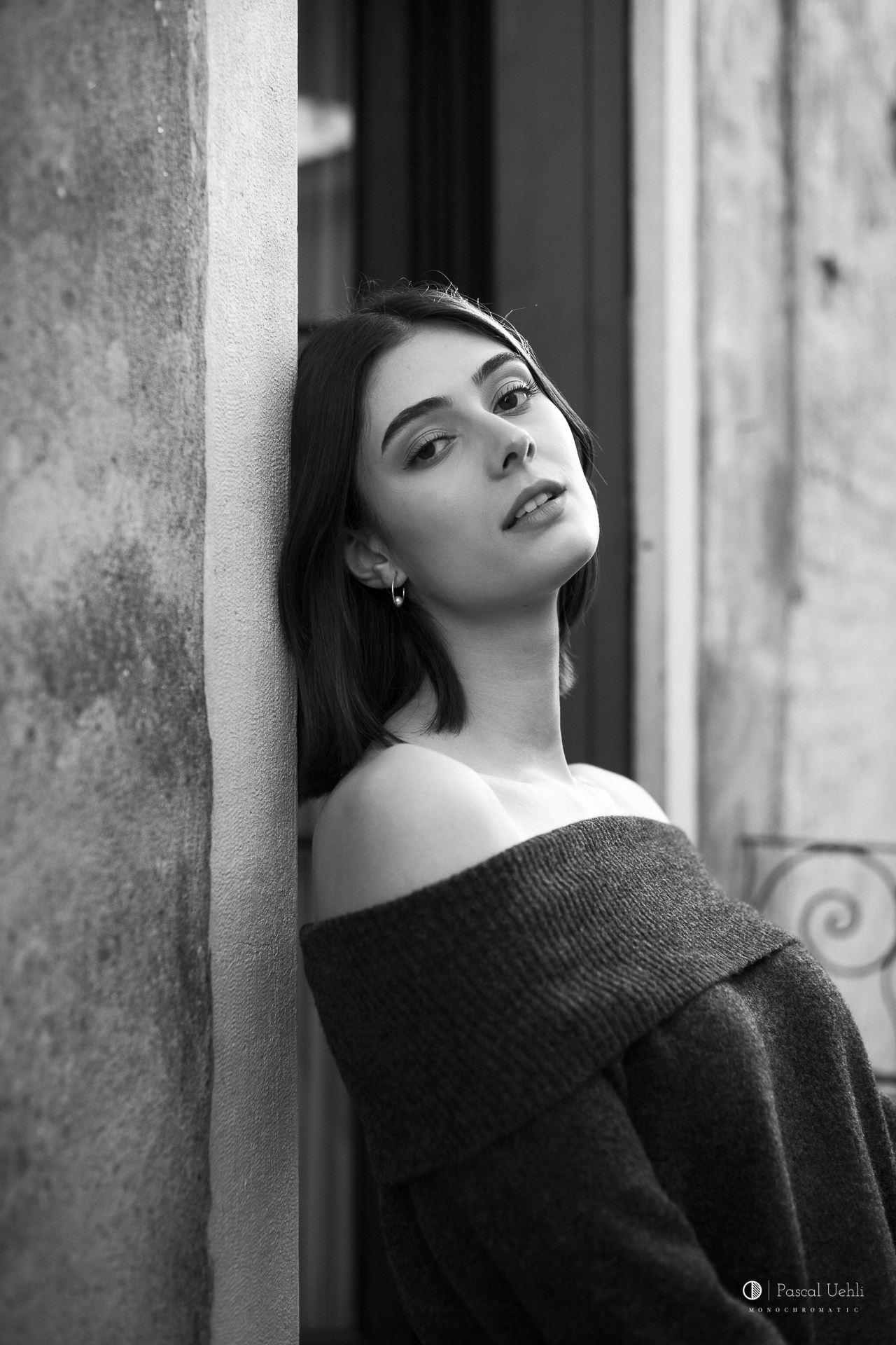 Dayane Hofer on a Venetian balcony in a black and white portrait by Pascal Uehli